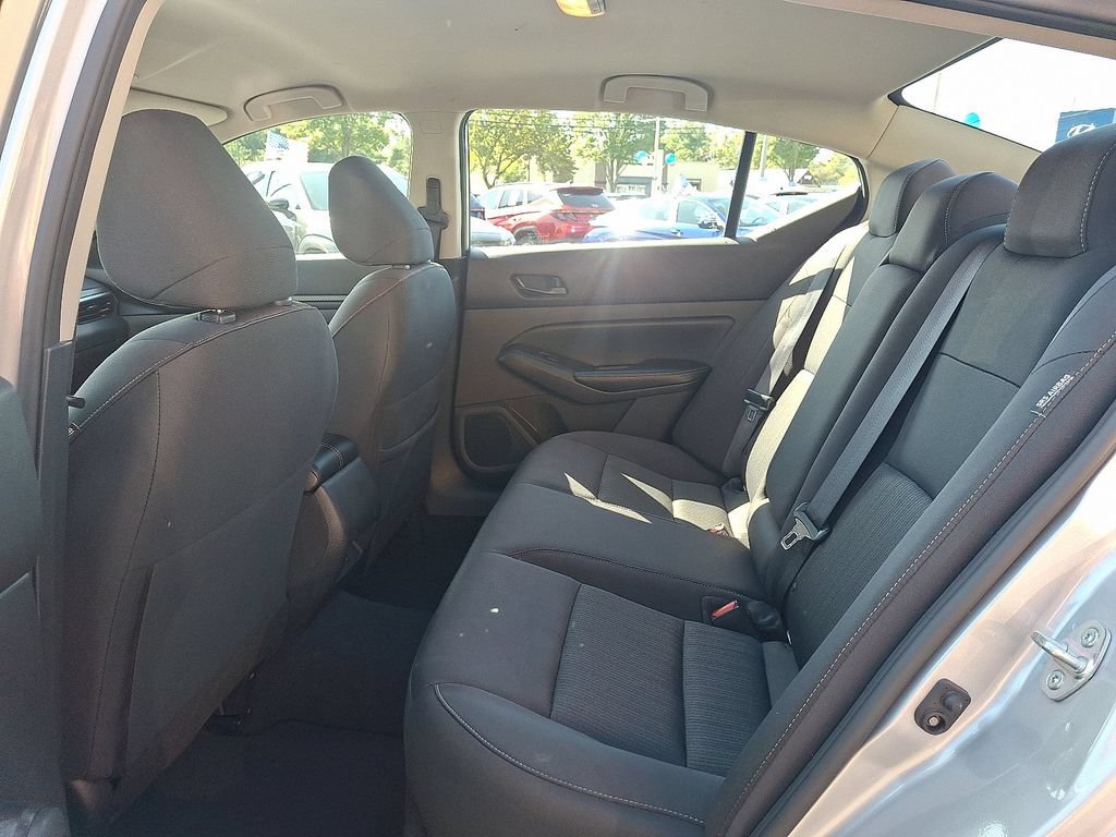 Used 2024 Nissan Altima 2.5 SV FWD image 11