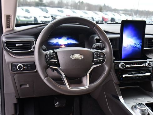Used 2023 Ford Explorer Platinum w/ Technology Package image 12