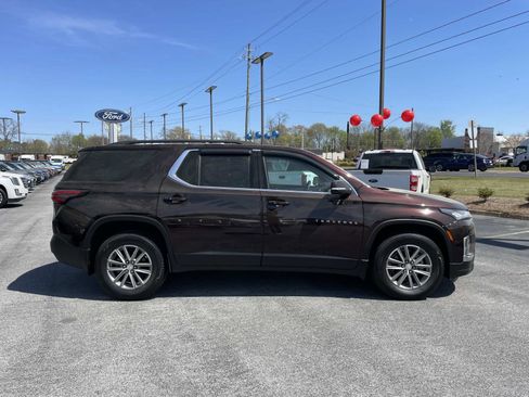 Used 2023 Chevrolet Traverse LT image 2