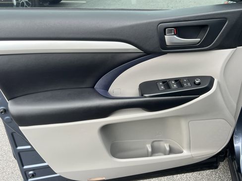 Used 2019 Toyota Highlander XLE image 13