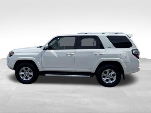 Used 2018 Toyota 4Runner SR5 Premium AWD/4WD image 2