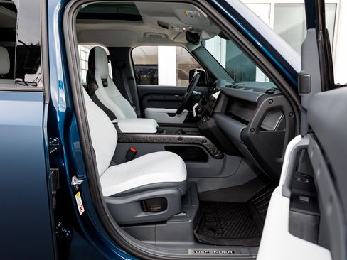 Used 2026 Land Rover Defender 110 OCTA image 39