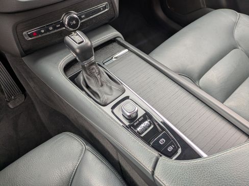 Used 2020 Volvo XC90 T6 Momentum image 28