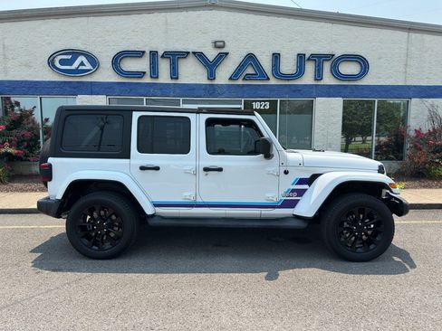 Used 2023 Jeep Wrangler Unlimited Sahara AWD/4WD image 3