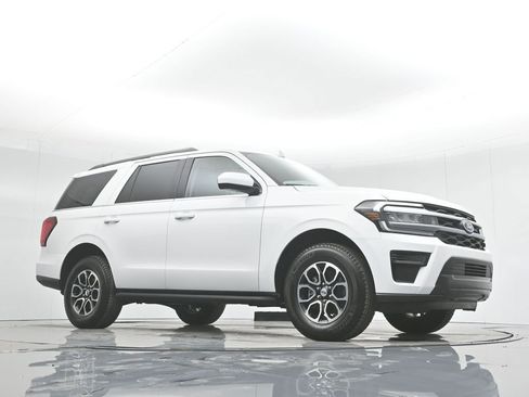 Certified 2024 Ford Expedition XLT RWD image 4
