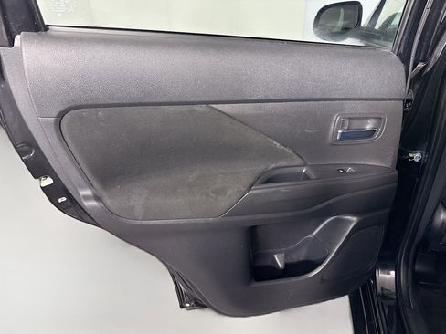 Used 2020 Mitsubishi Outlander ES image 25