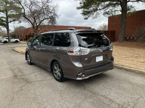 Used 2017 Toyota Sienna SE image 3