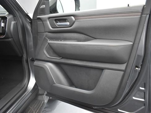 New 2025 Nissan Armada SL w/ Captain's Chari Seat Package image 27