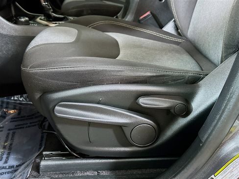 Used 2018 Jeep Cherokee Latitude image 19