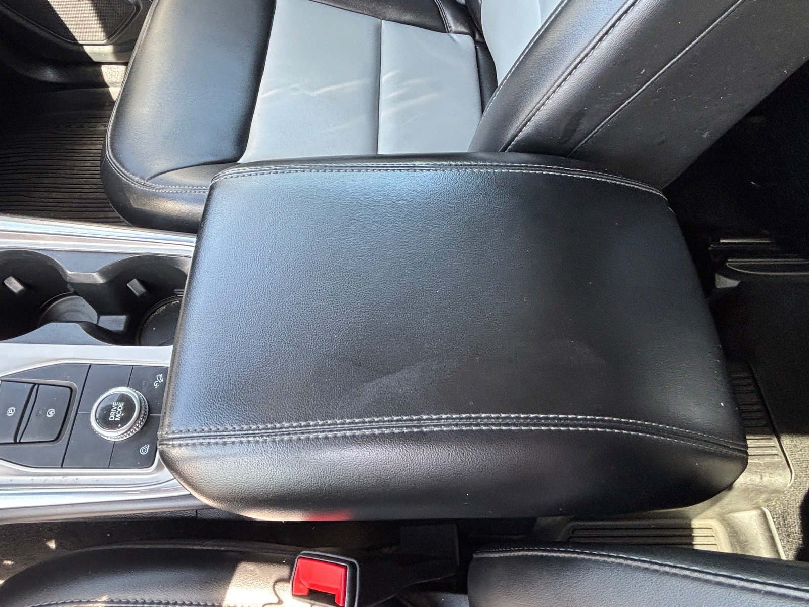 Used 2022 Ford Explorer XLT w/ Equipment Group 202A AWD/4WD image 17