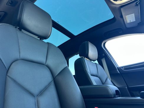 Certified 2025 Porsche Macan image 17