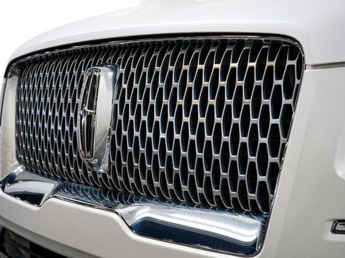 Used 2019 Lincoln Navigator Reserve w/ Cargo Package AWD/4WD image 5