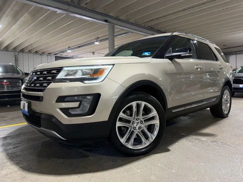 Used 2017 Ford Explorer XLT w/ Equipment Group 202A AWD/4WD image 2