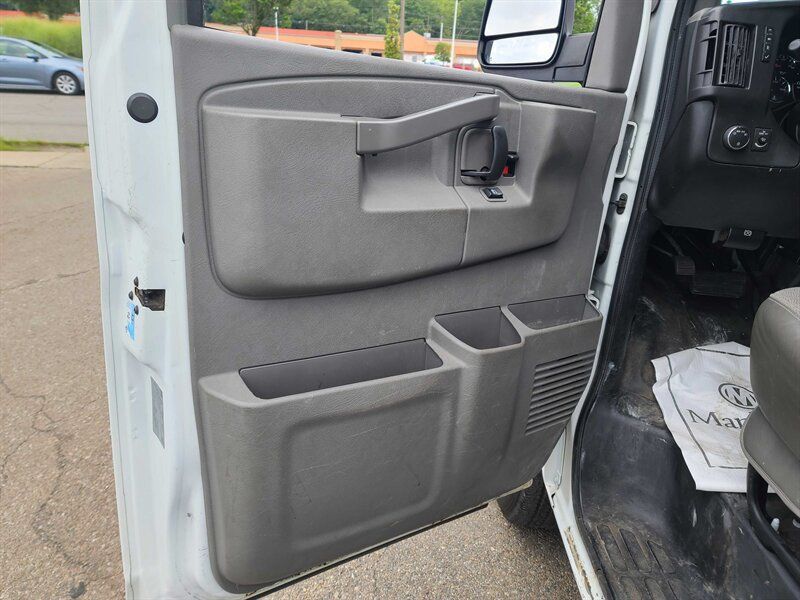 Used 2017 Chevrolet Express 2500 RWD image 8