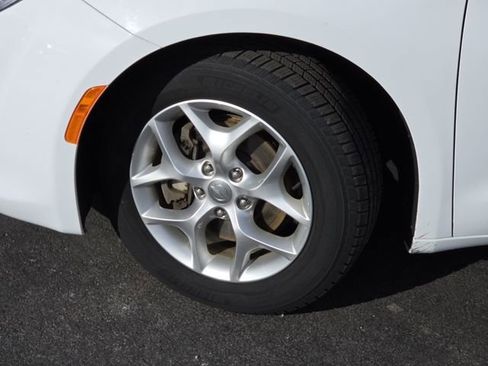 Used 2019 Chrysler Pacifica Touring-L Plus w/ Tire & Wheel Group image 21