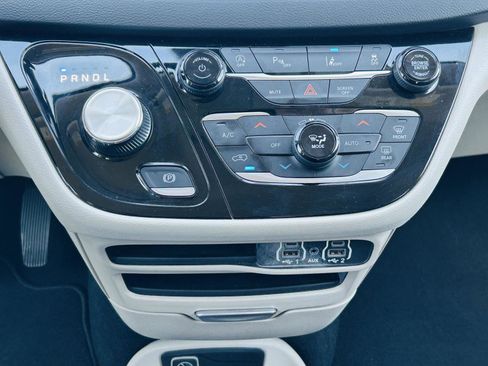 Used 2023 Chrysler Pacifica Touring-L image 21