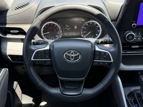 Used 2024 Toyota Highlander LE FWD image 13