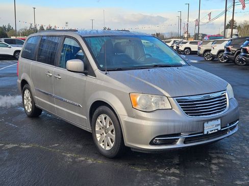 Used 2014 Chrysler Town & Country Touring image 8