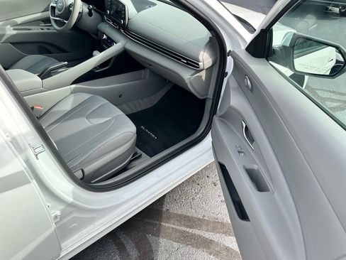 Used 2023 Hyundai Elantra SEL w/ Cargo Package image 9