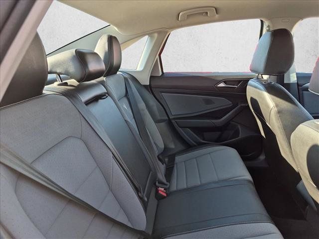 Used 2025 Volkswagen Jetta SE FWD image 12
