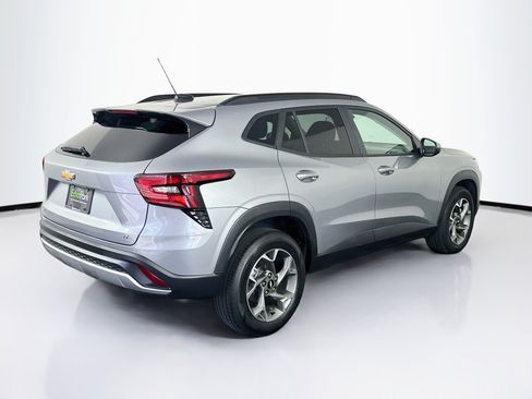 Used 2026 Chevrolet Trax LT FWD image 9