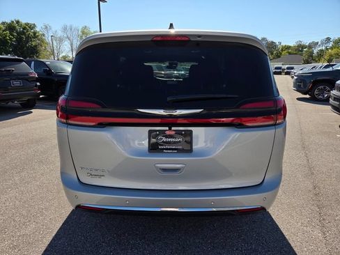 New 2026 Chrysler Pacifica Select FWD image 10