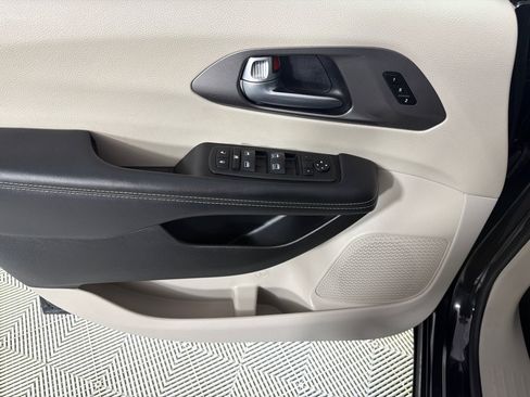 Used 2023 Chrysler Pacifica Touring-L FWD image 10