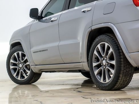 Used 2018 Jeep Grand Cherokee Overland image 11