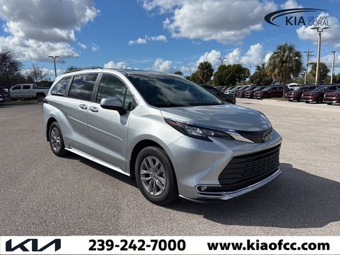 Used 2024 Toyota Sienna XLE image 8