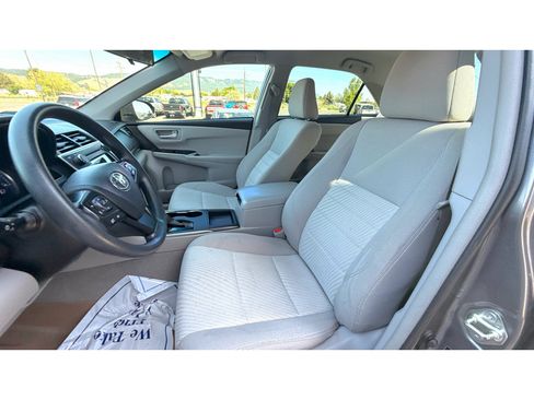 Used 2017 Toyota Camry LE FWD image 18