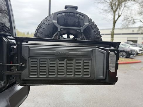 Used 2025 Jeep Wrangler Unlimited Rubicon image 19