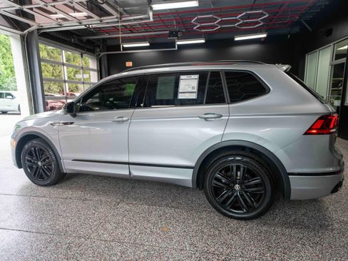 Used 2022 Volkswagen Tiguan SE R-Line AWD/4WD image 2