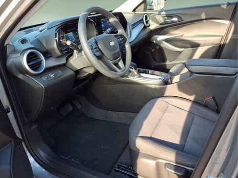 Used 2025 Chevrolet Trax LS w/ LS Convenience Package FWD image 11