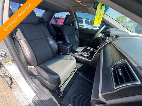 Used 2017 Toyota Camry SE w/ Moonroof Package FWD image 11