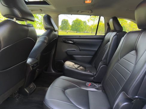 Used 2021 Toyota Highlander XLE AWD/4WD image 24