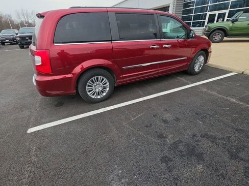 Used 2016 Chrysler Town & Country Touring-L w/ Driver Convenience Group image 8