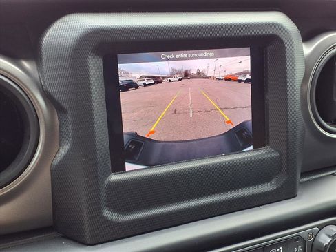 Used 2023 Jeep Gladiator Sport image 5