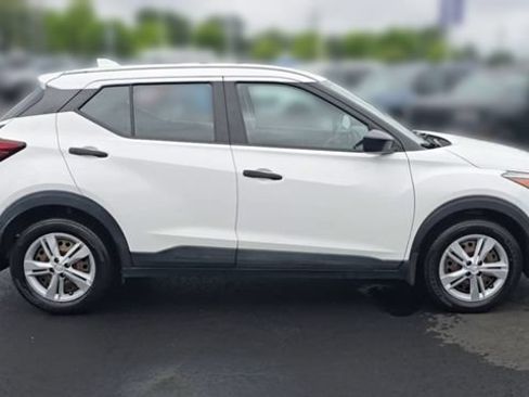 Used 2022 Nissan Kicks S FWD image 2