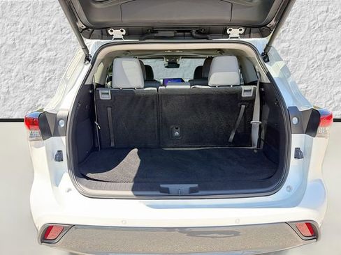 Used 2024 Toyota Highlander Limited image 12