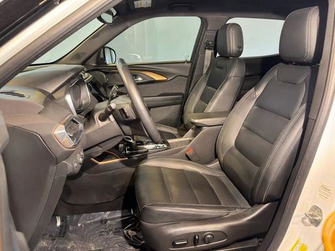 Used 2021 Chevrolet TrailBlazer ACTIV w/ Technology Package FWD image 9