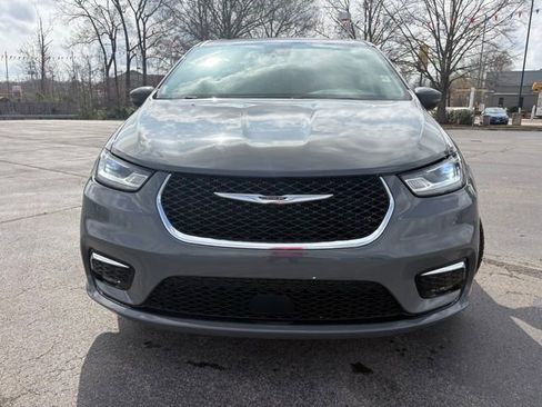 Used 2023 Chrysler Pacifica Touring-L FWD image 2