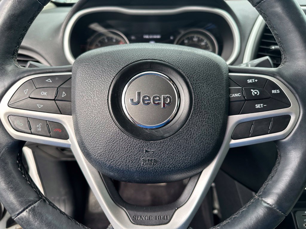 Used 2017 Jeep Cherokee Limited w/ Luxury Group FWD image 4