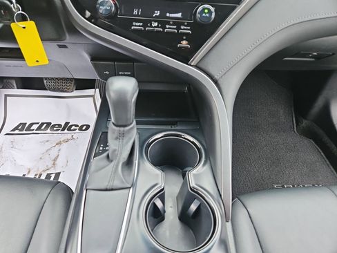 Used 2020 Toyota Camry SE w/ Blackout Package image 11