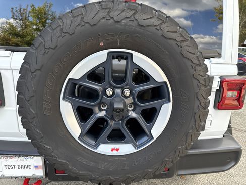 Used 2022 Jeep Wrangler Unlimited Rubicon w/ LED Lighting Group image 21