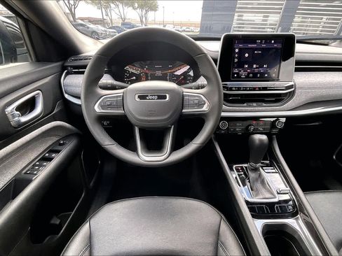 Used 2025 Jeep Compass Latitude image 6