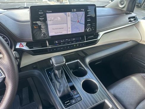 Used 2022 Toyota Sienna Platinum image 11