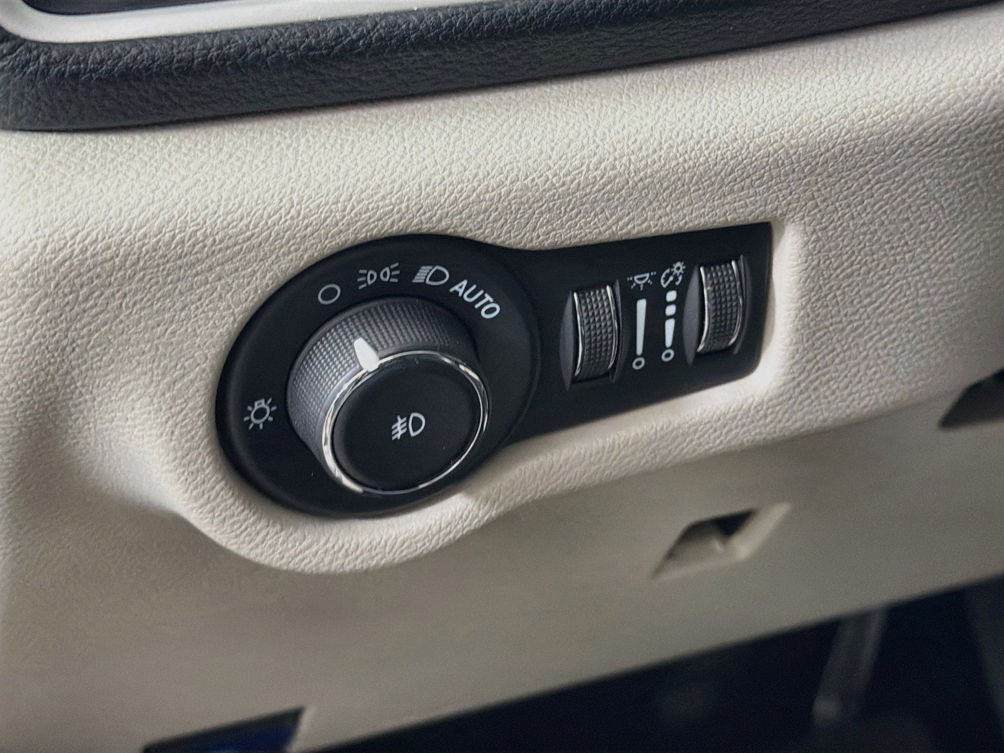 Used 2023 Chrysler Pacifica Touring-L FWD image 17