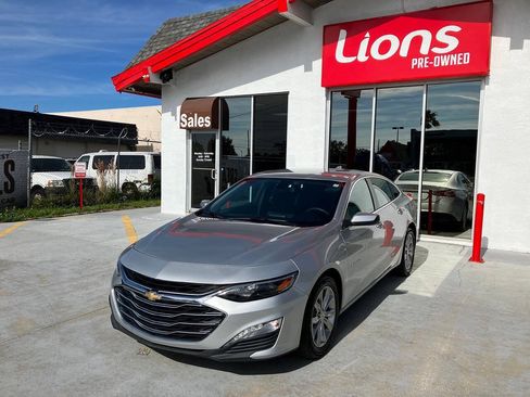 Used 2019 Chevrolet Malibu LT FWD image 2