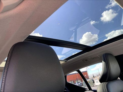 Used 2025 Volvo XC40 B5 Plus image 24