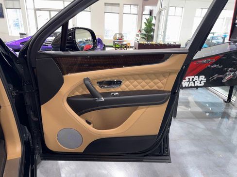 Used 2017 Bentley Bentayga image 63